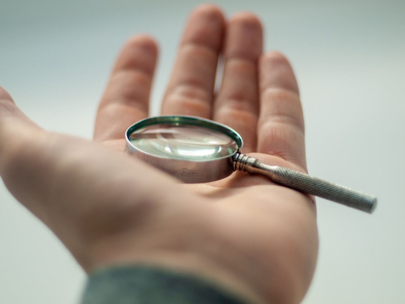 Transparency magnifying glass